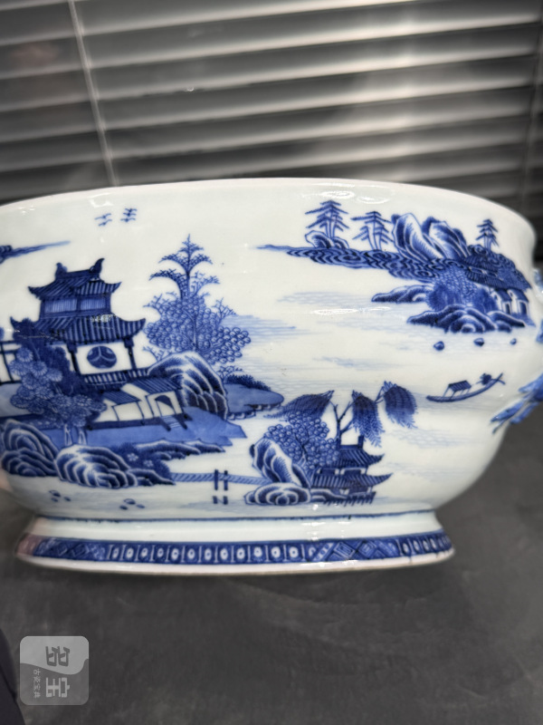 清乾隆青花山水楼阁纹草莓形钮盖锅 - 图8